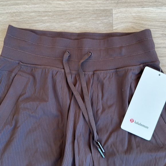 Lululemon Dance Studio Mid-Rise Pant
Regular color espresso woman’s size 0 to 14 - Picture 7 of 10
